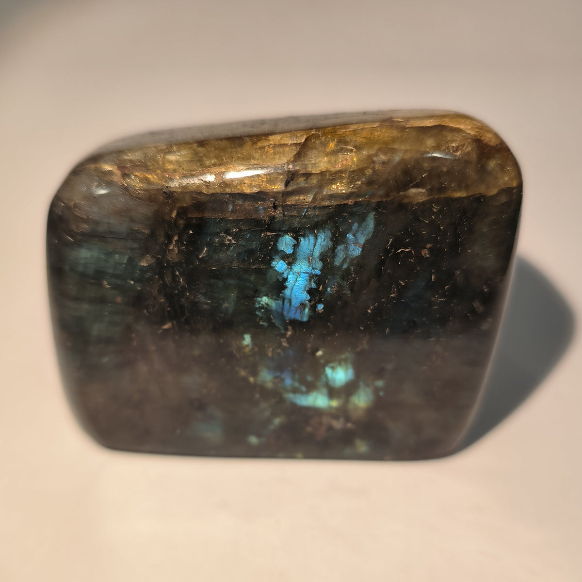 Labradorite sur base - Pierre naturelle polie