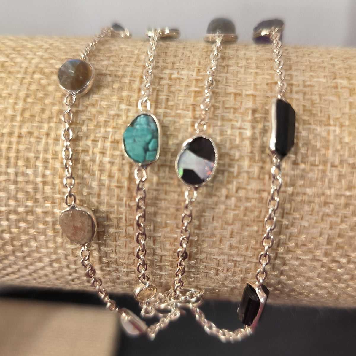 Bracelet manchette quatre rangs avec pierres et détails en argent