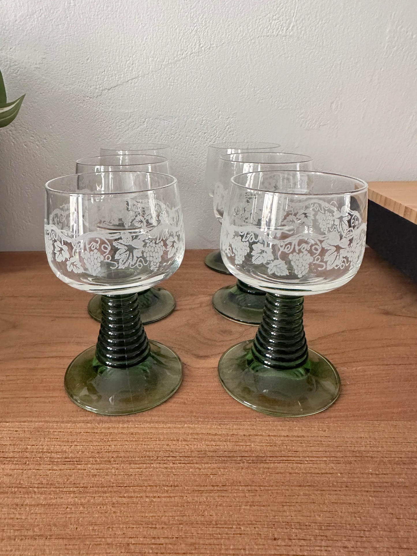 Verre à pied vert torsadé 10 cl - Vins d'Alsace