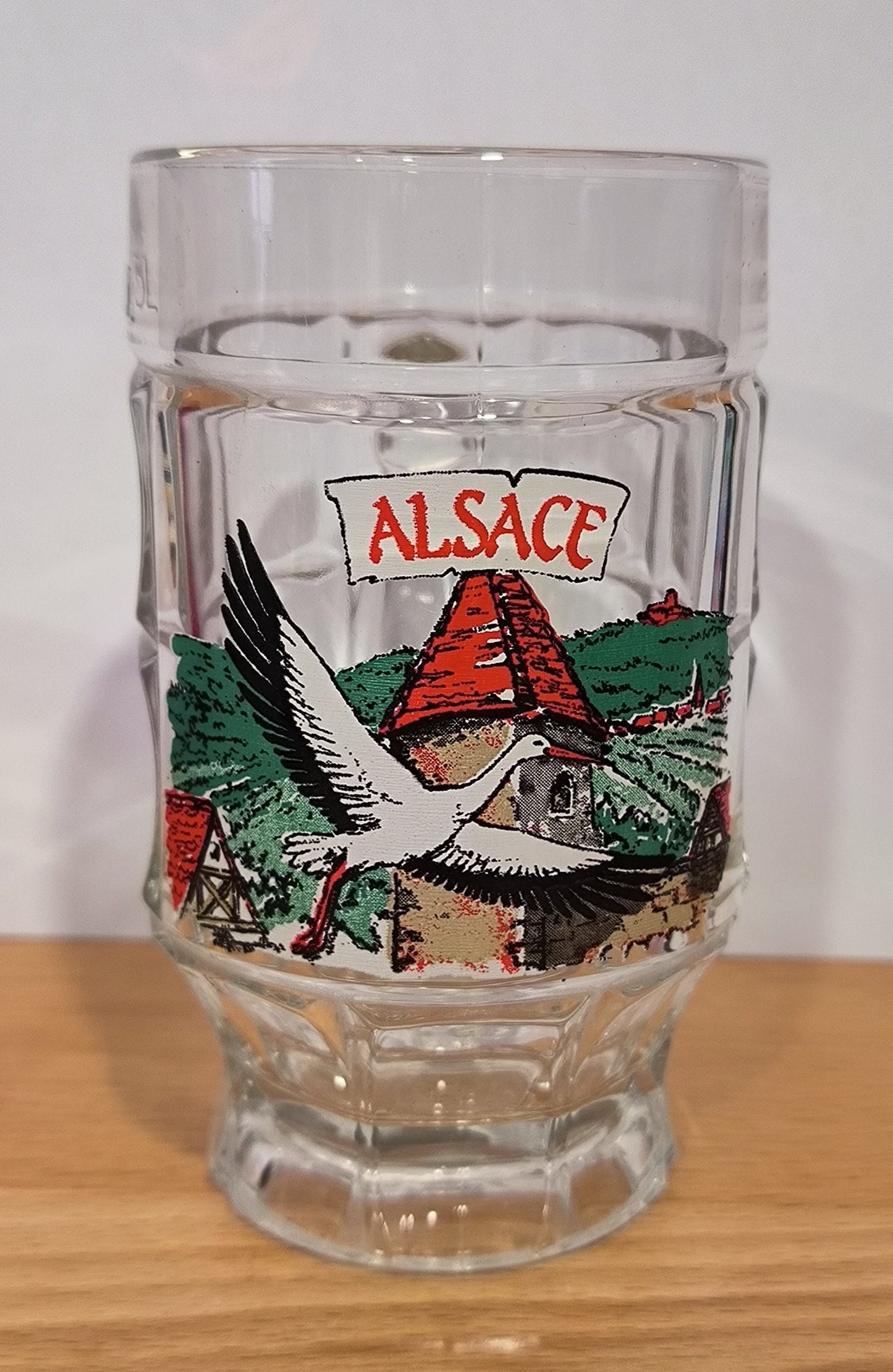 Choppe à bière alsacienne - vue de face - motif cigogne en vol et inscription ALSACE