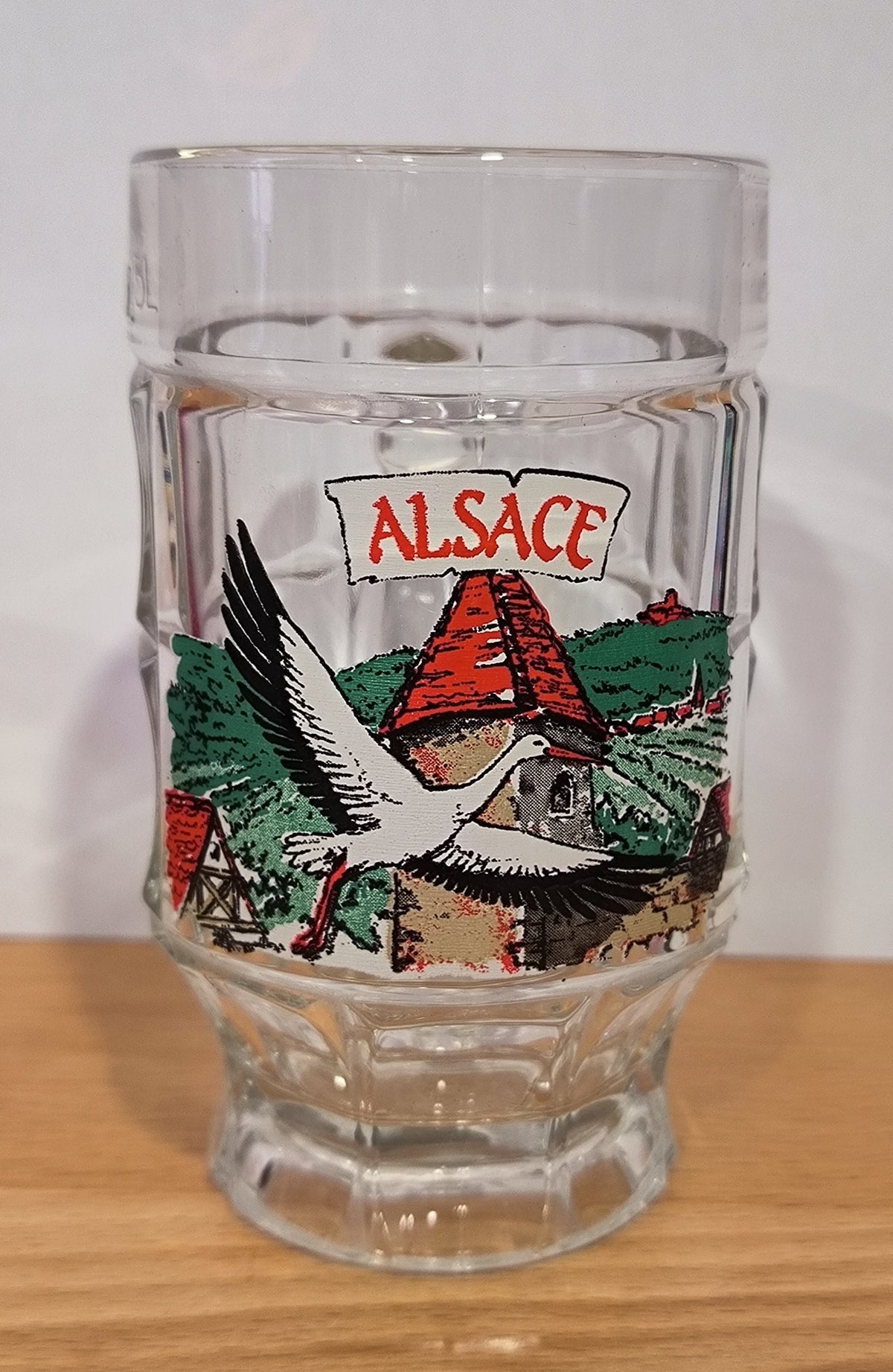 Choppe à bière alsacienne - vue de face - motif cigogne en vol et inscription ALSACE