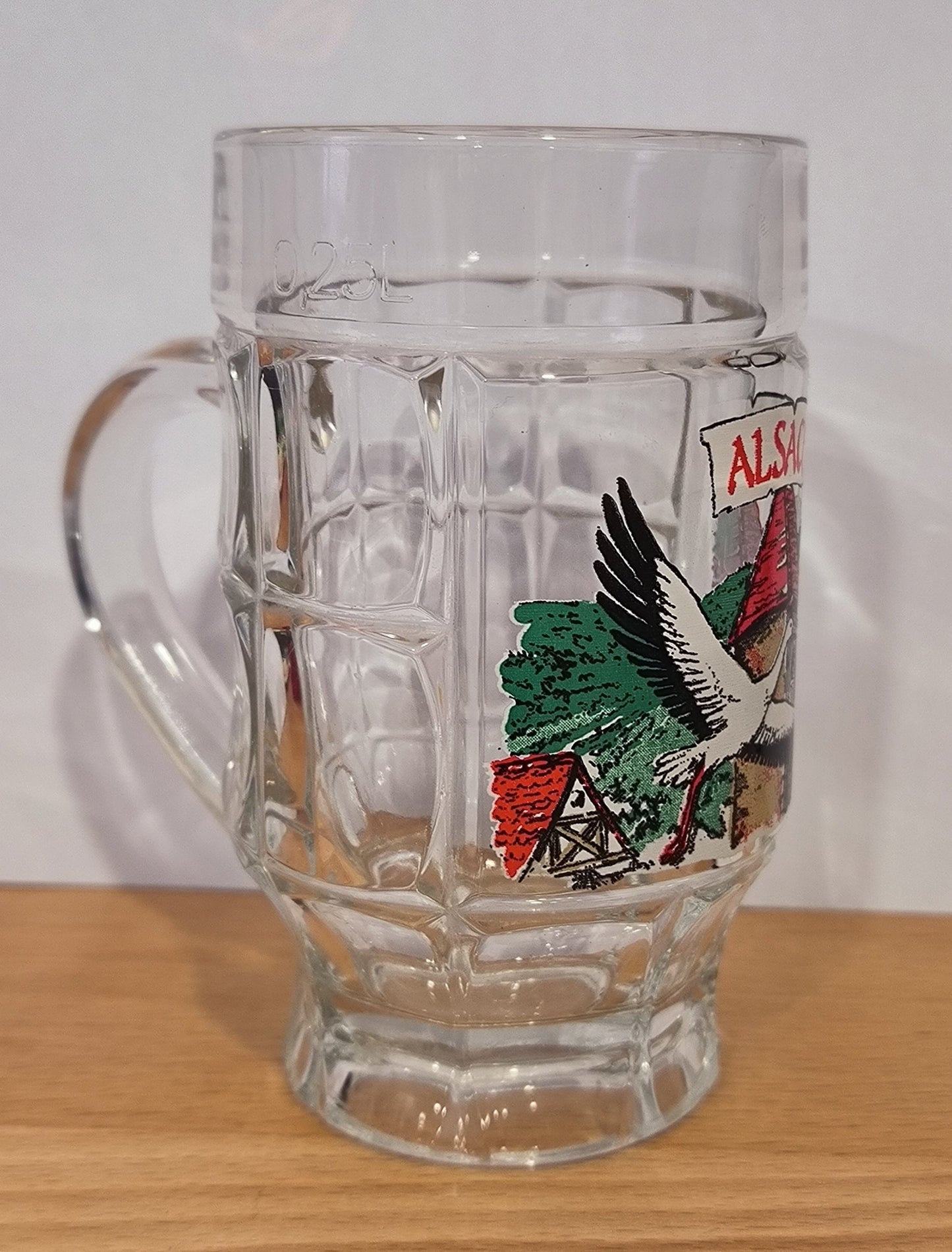 Choppe à bière alsacienne - vue de côté avec anse - motif cigogne ALSACE