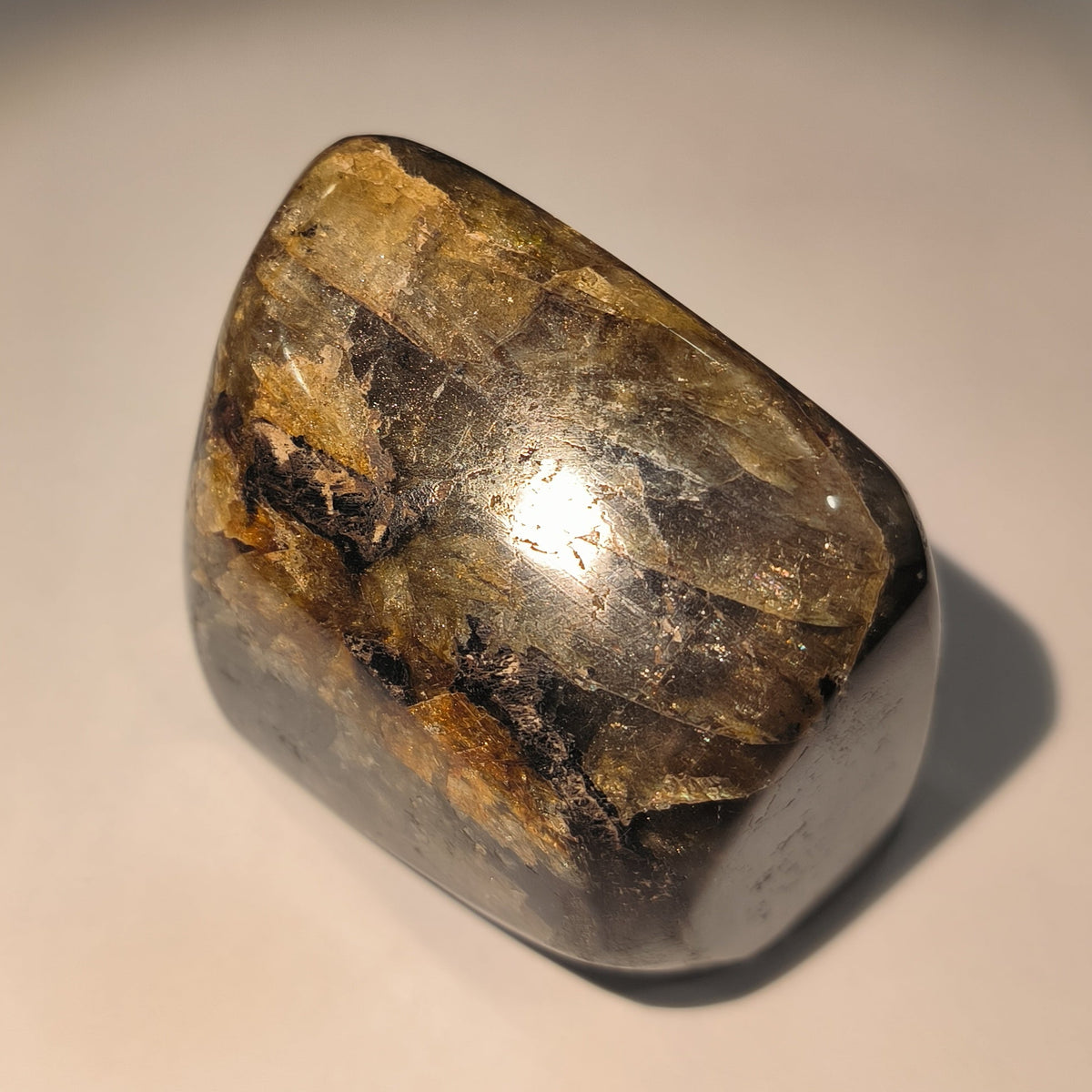 Labradorite sur base - Pierre naturelle polie