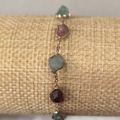 Bracelet avec pierres bleues et rouges et détails en argent