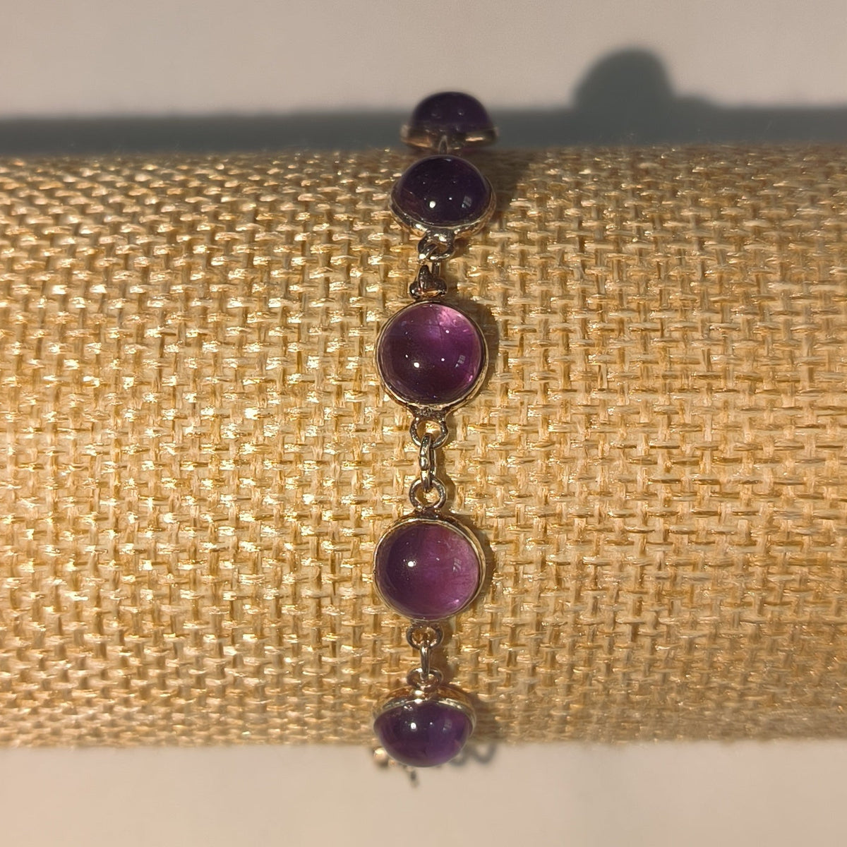 Bracelet avec pierre d’améthyste et détails en argent