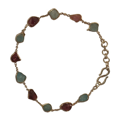 Bracelet avec pierres bleues et rouges et détails en argent