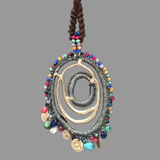 Pendentif ovale artisanal doré avec pierre et breloques