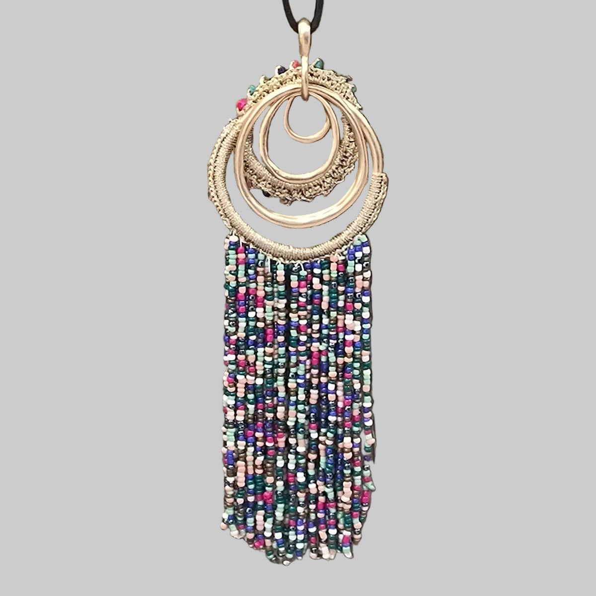 Collier pendentif cercles dorés et rideaux de perles multicolores