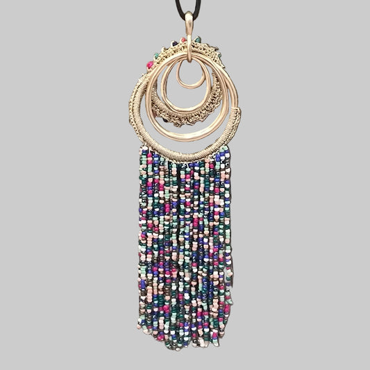 Collier pendentif cercles dorés et rideaux de perles multicolores