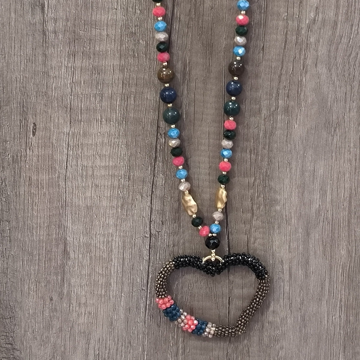Collier pendentif grand cœur aux perles multicolores