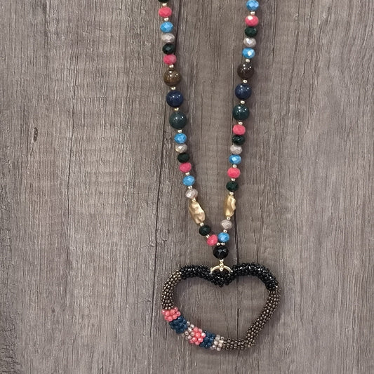 Collier pendentif grand cœur aux perles multicolores