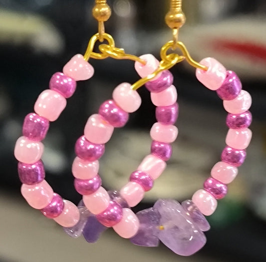 Boucles d’oreilles faites main en perles roses et pierres violettes en améthyste – Rose Topaze