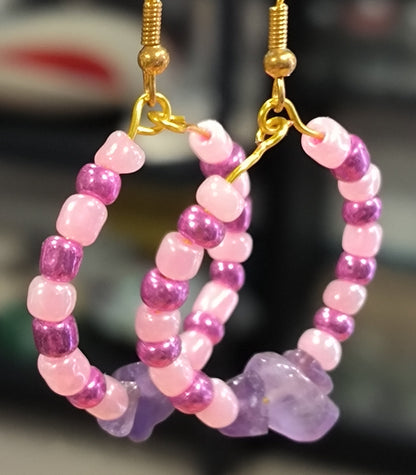 Boucles d’oreilles faites main en perles roses et pierres violettes en améthyste – Rose Topaze
