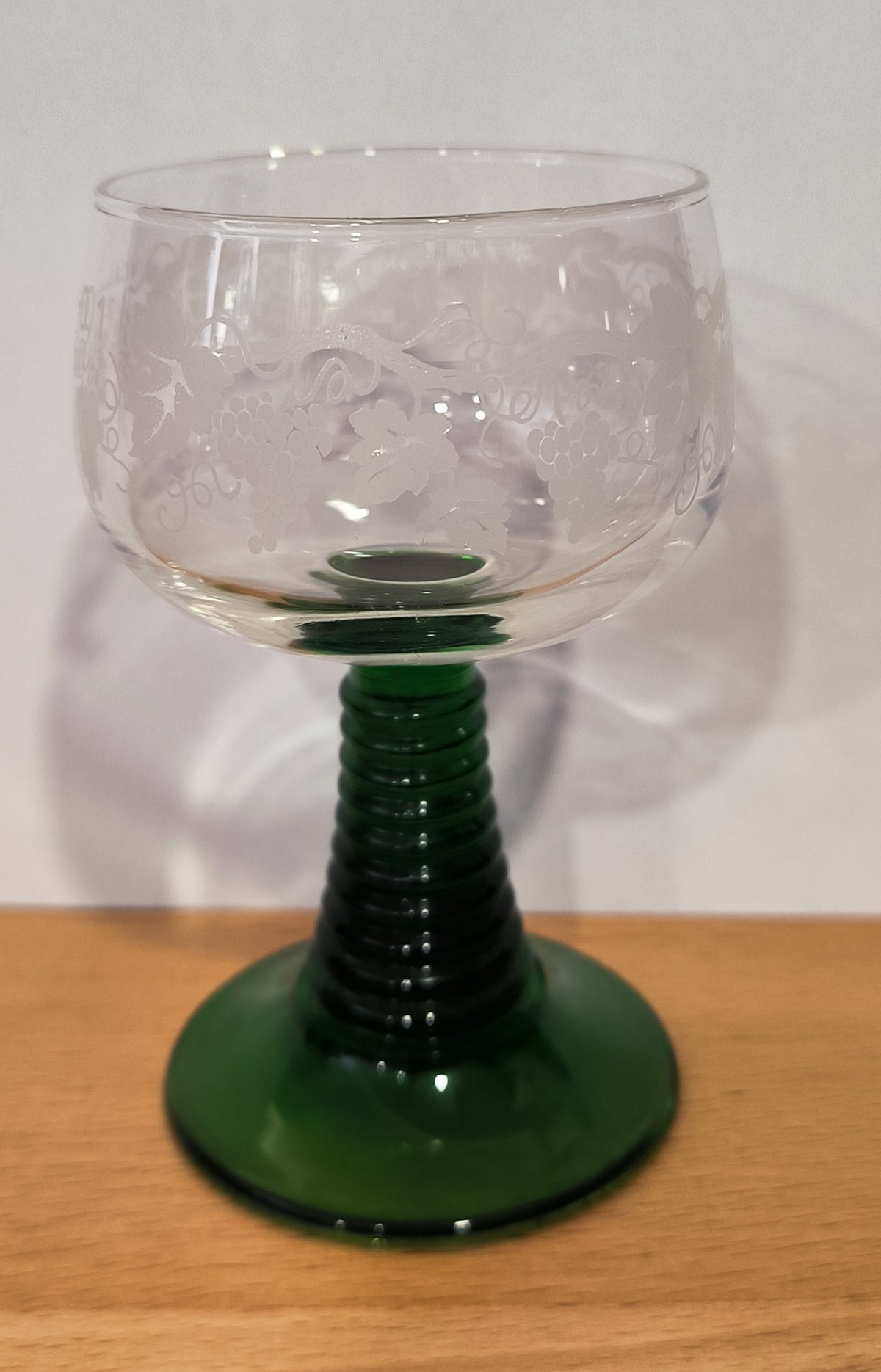 Verre à pied vert torsadé 10 cl - Vins d'Alsace