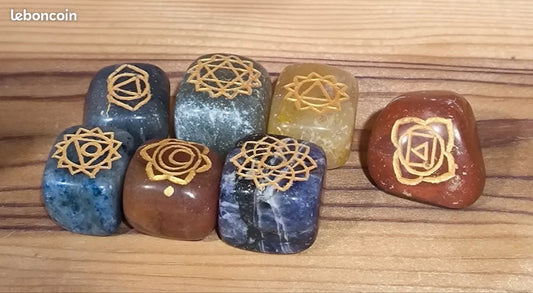 Lot de 6 pierres chakra gravées – Pierre naturelle polie