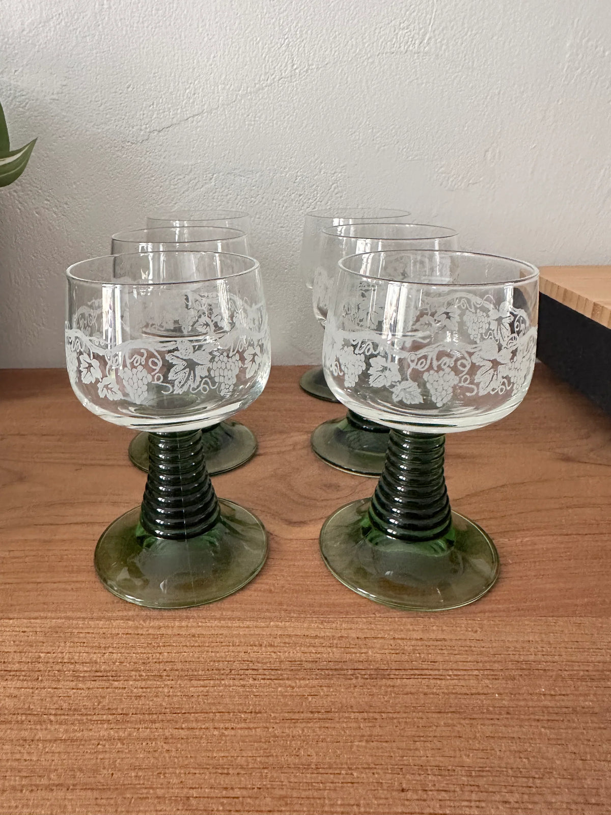Verre à pied vert torsadé 10 cl - Vins d'Alsace